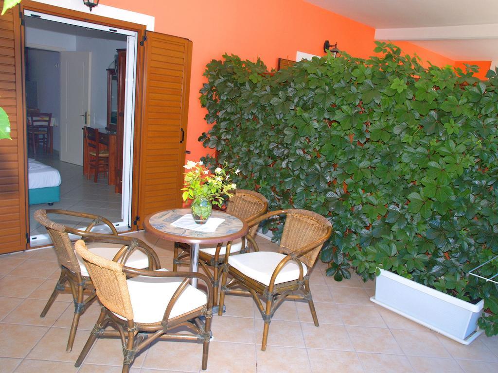 Nikas Villa Orange Apartments Parga Habitación foto